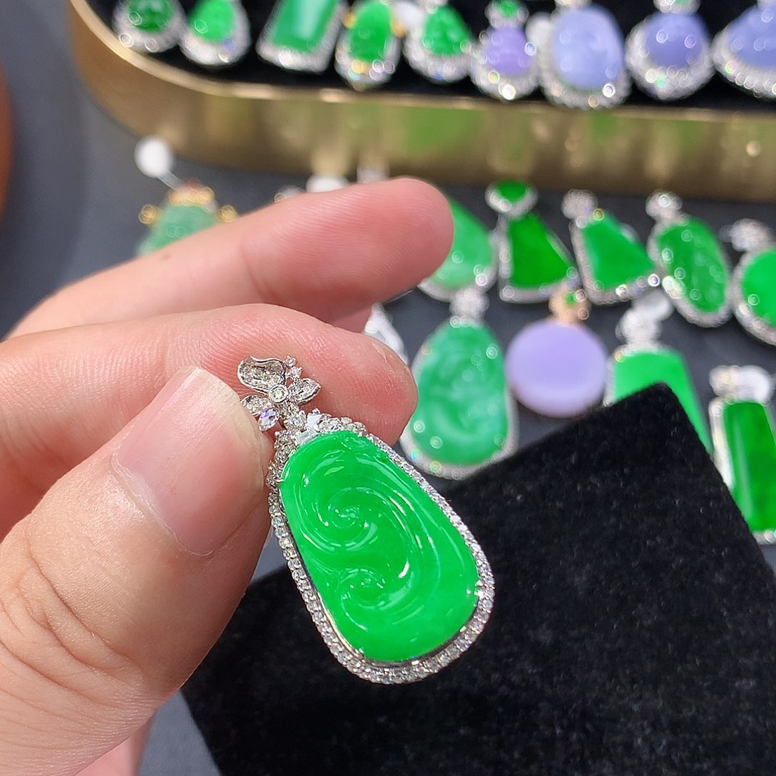 翡翠18K金镶嵌颈饰