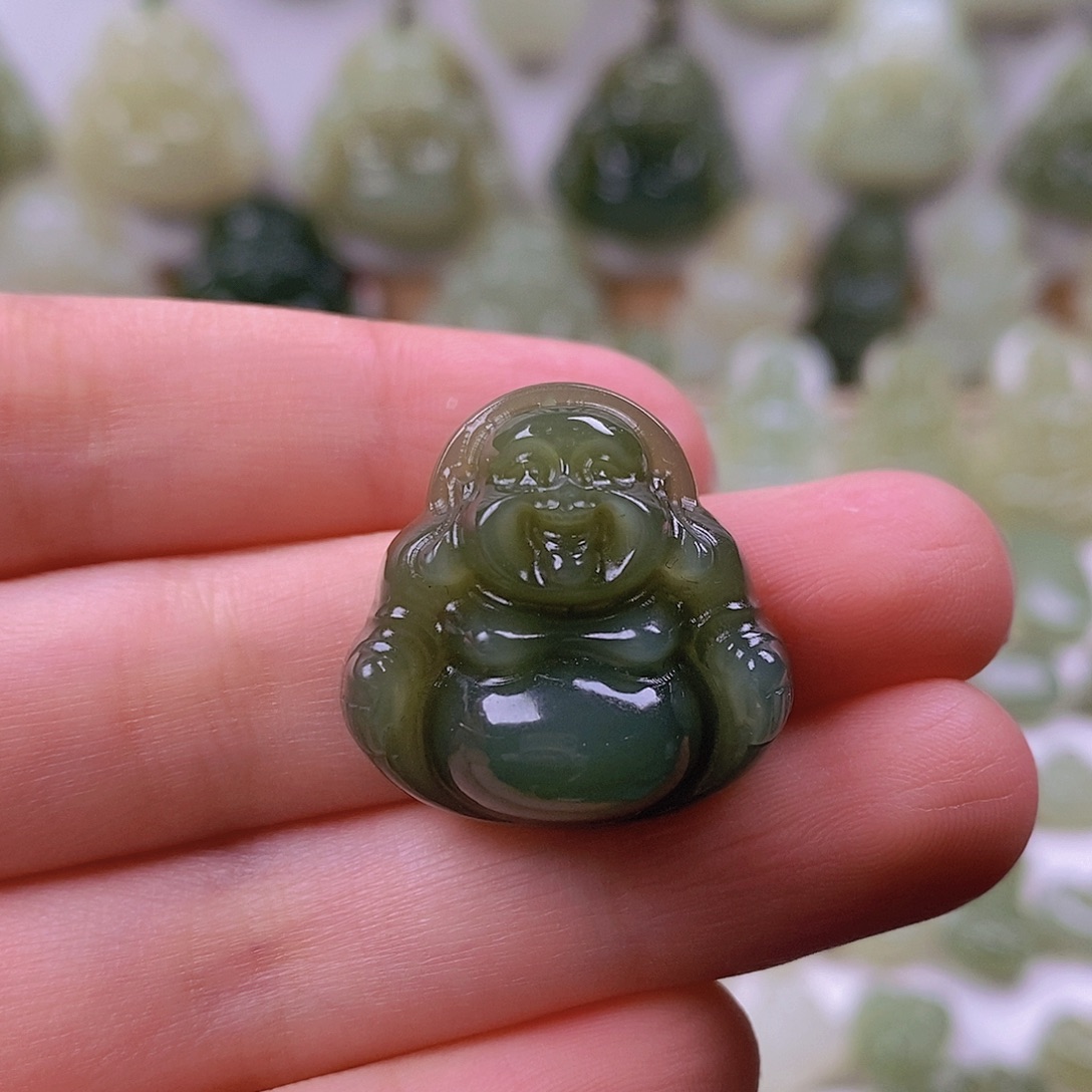 小***七和田玉未镶嵌颈饰