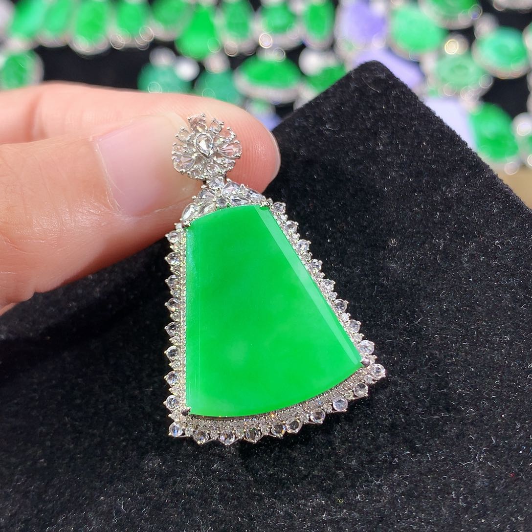 翡翠18K金镶嵌颈饰