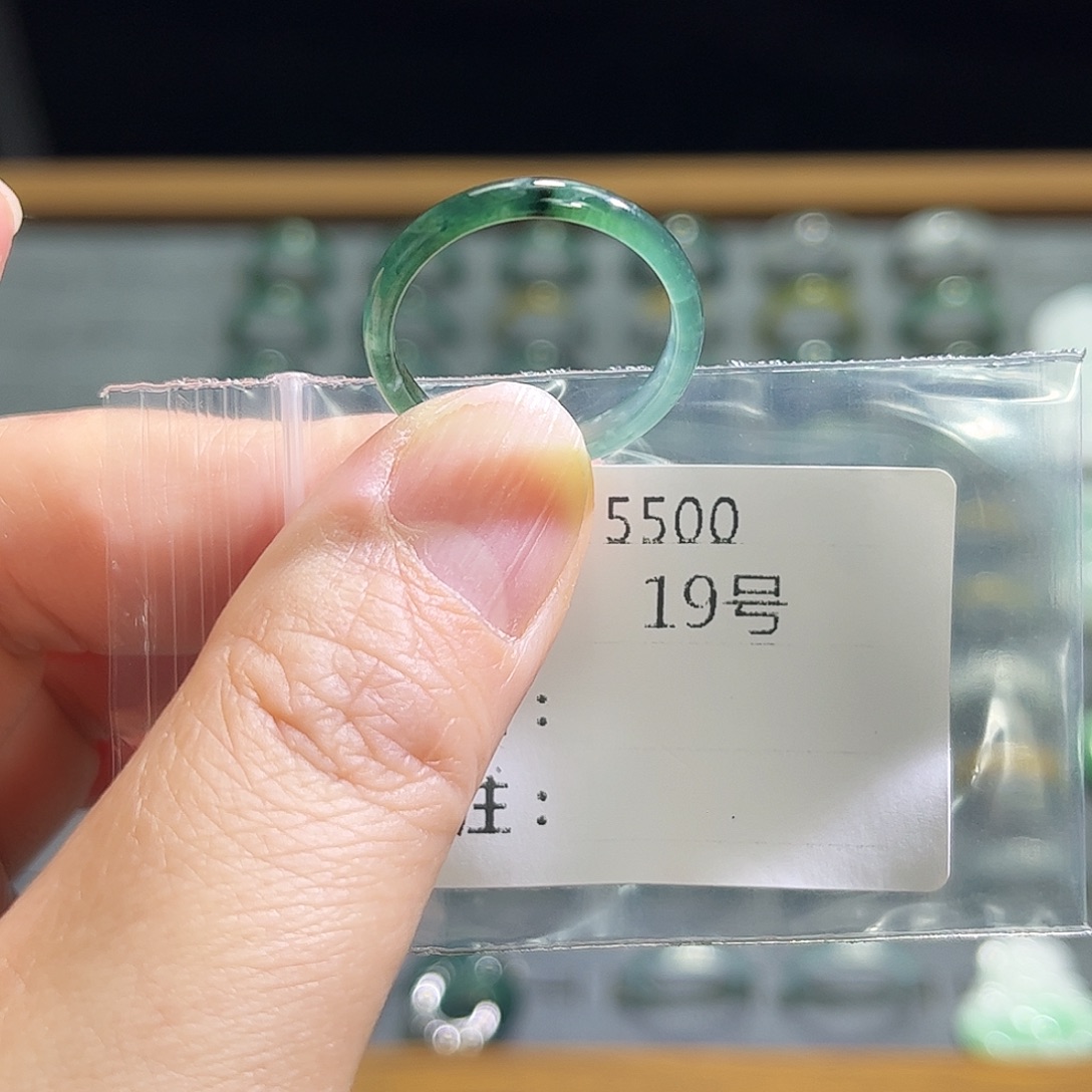 翡翠未镶嵌戒指5500。  