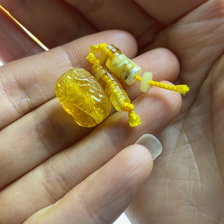蜜蜡裸石未镶嵌李***?微瑕