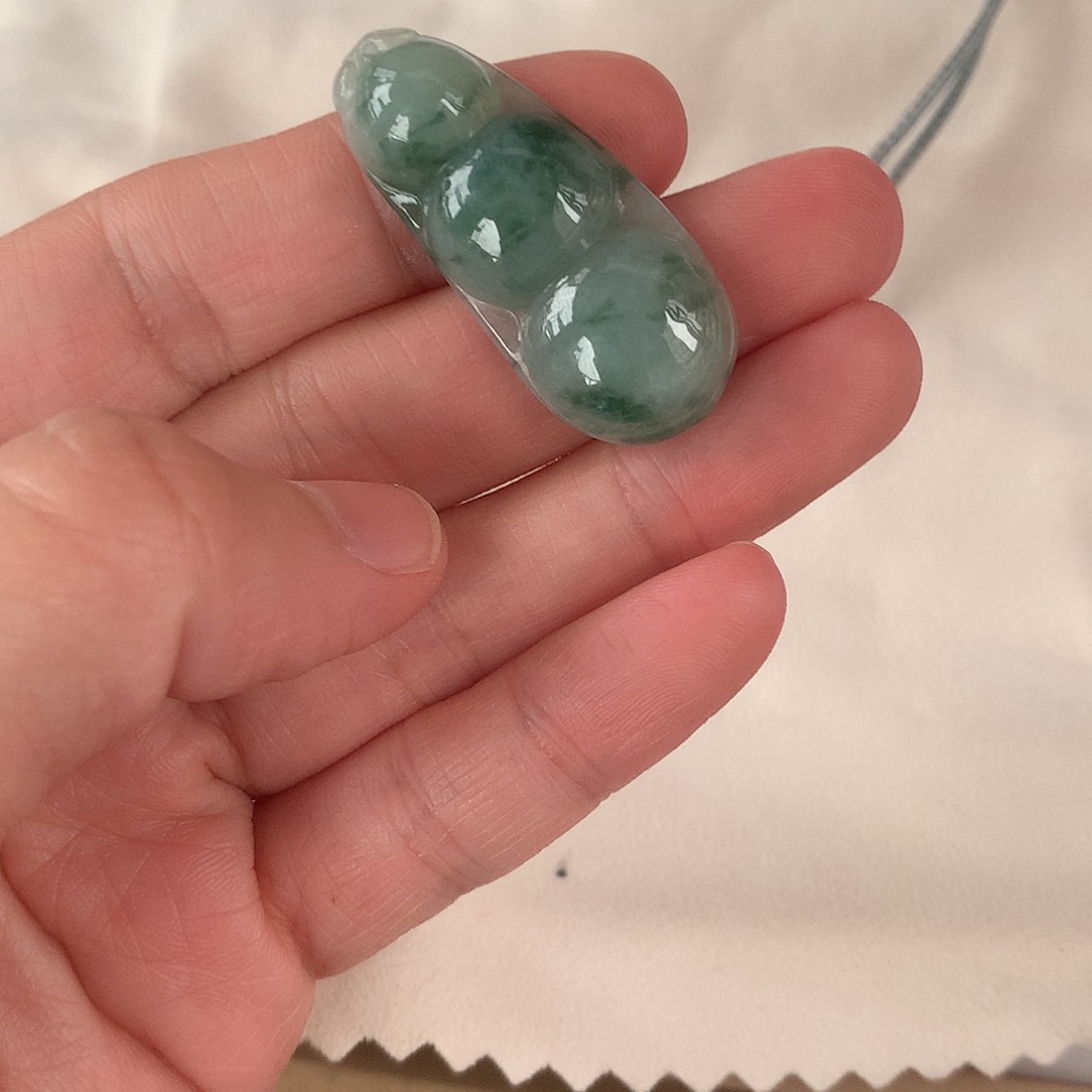 翡翠颈饰未镶嵌牛*听豆子