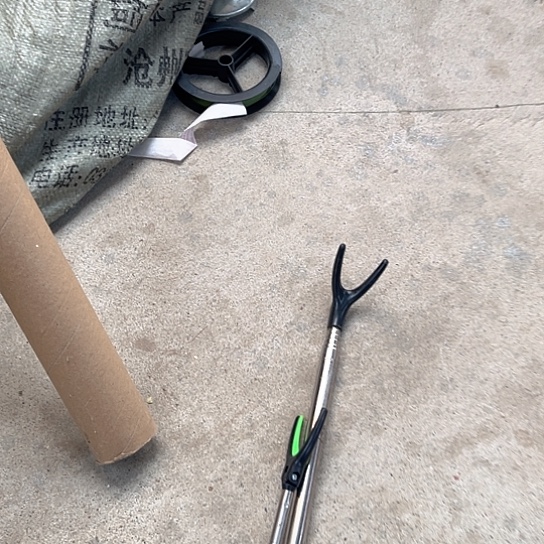 2.4不锈钢支架发两个瑕疵