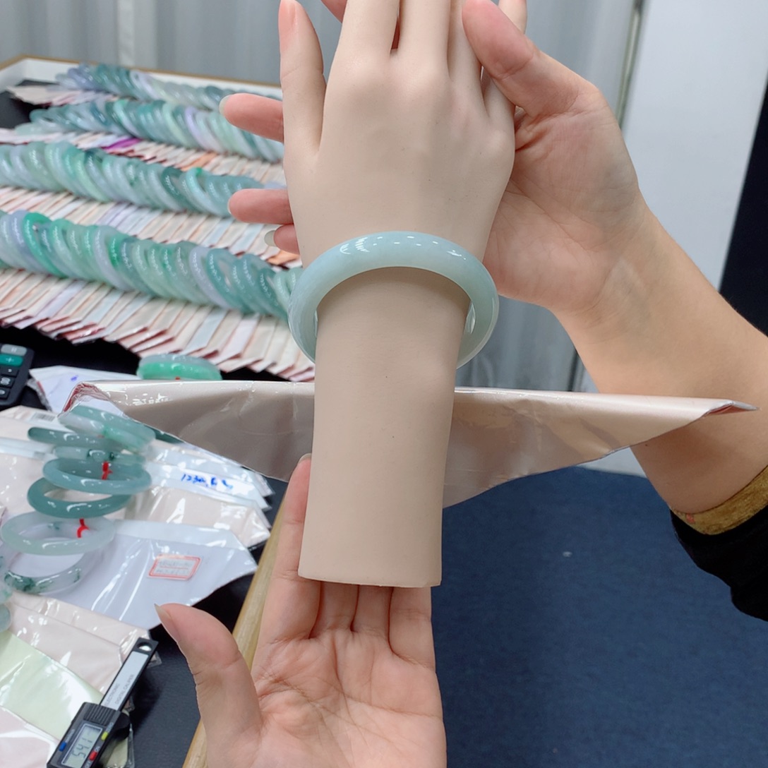 翡翠未镶嵌手镯48小时