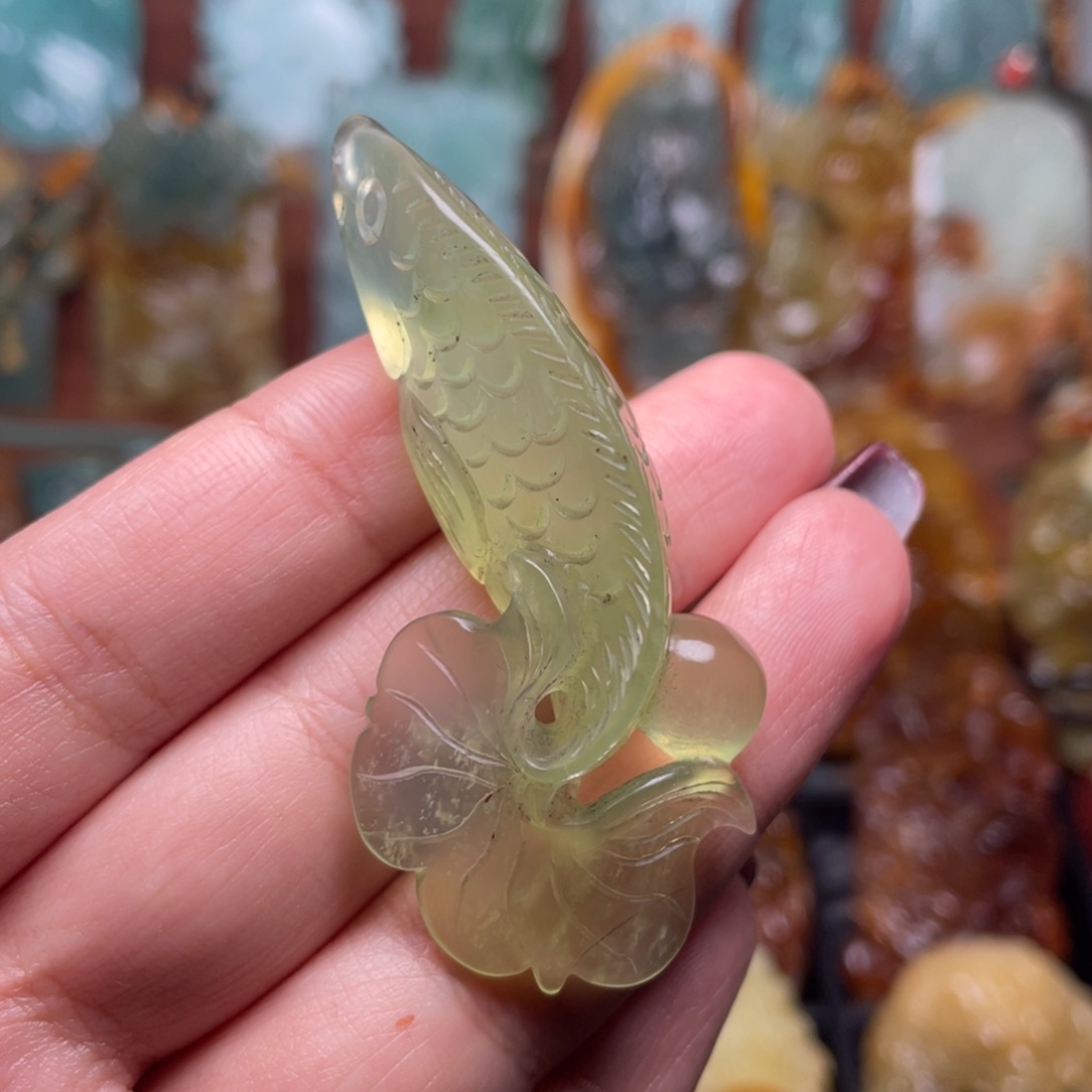 蛇纹石玉颈饰未镶嵌