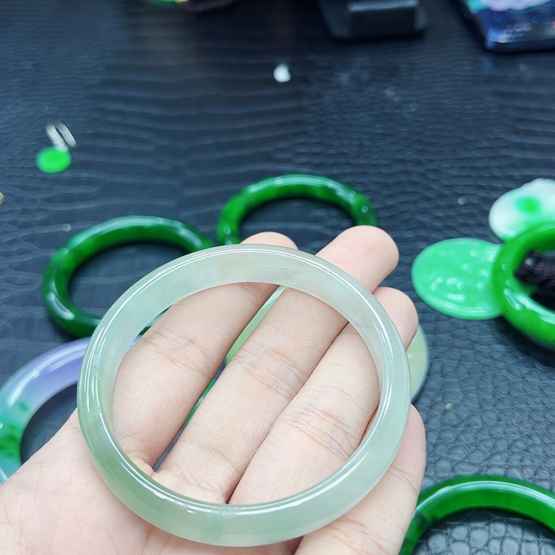 翡翠手镯未镶嵌多样性