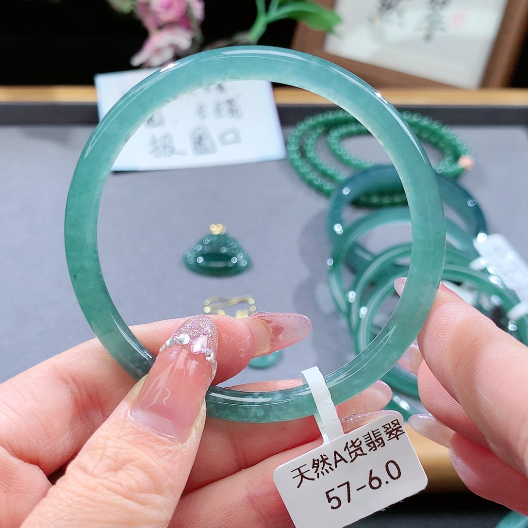 翡翠手镯（圆镯）未镶嵌