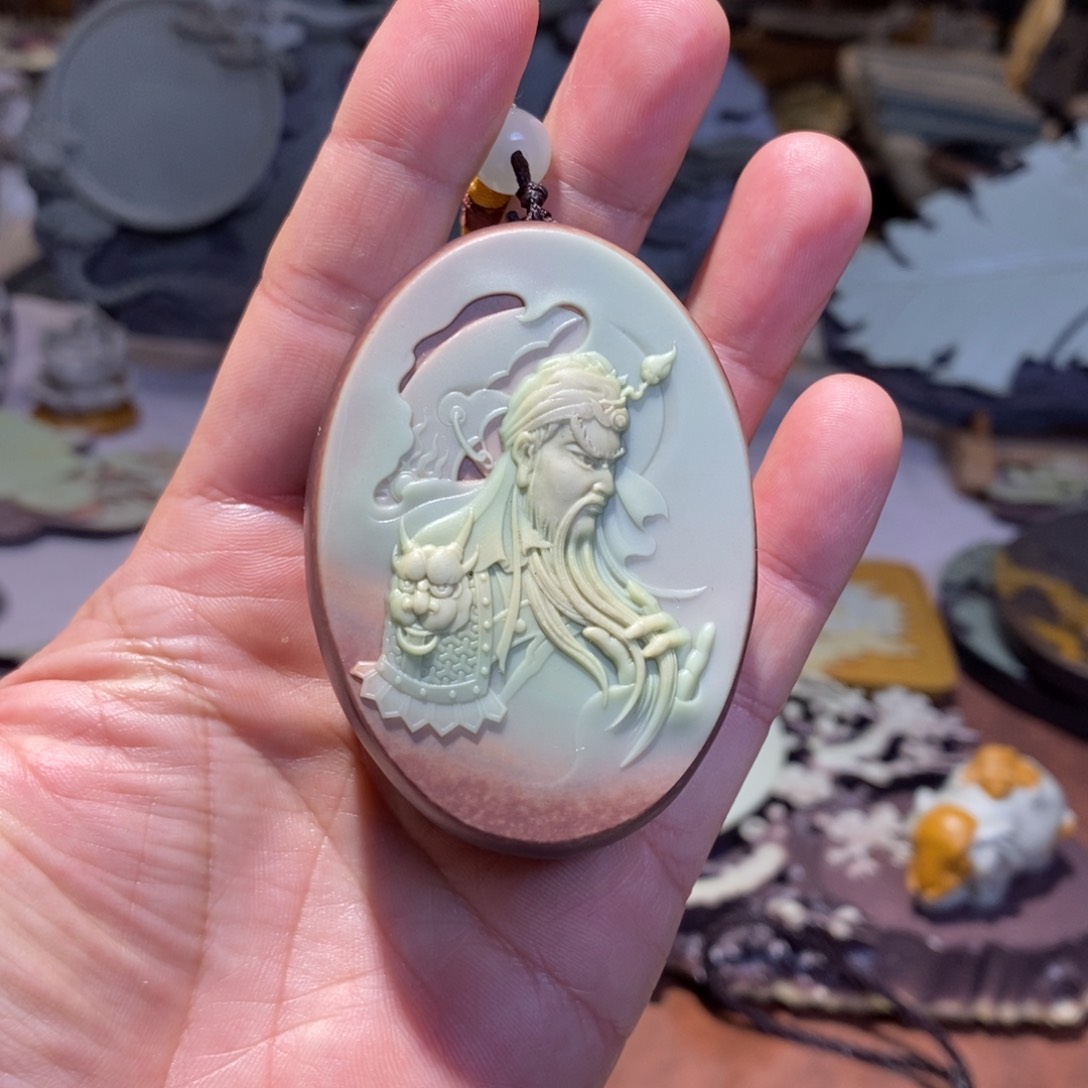 紫袍玉带石关羽手把件作品