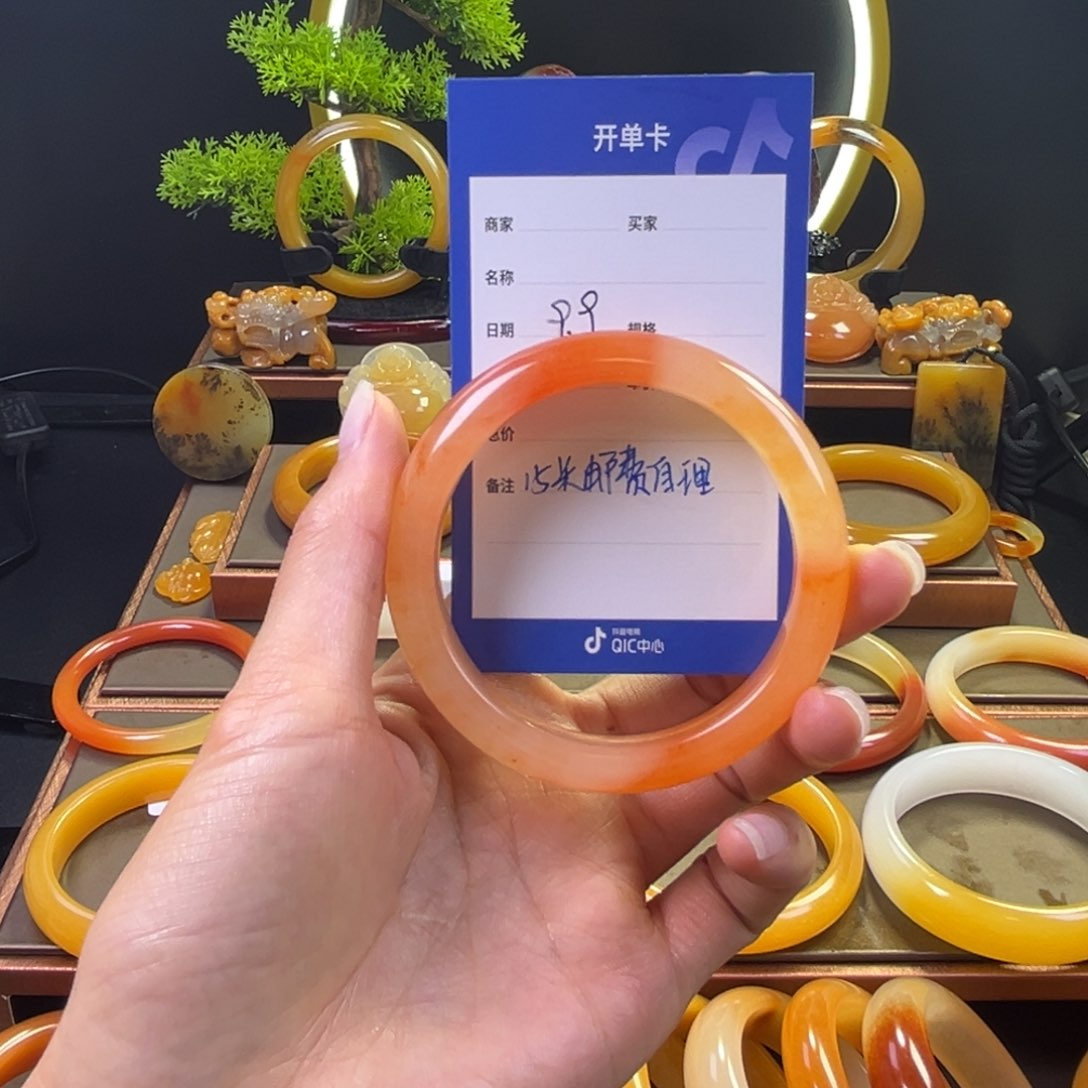 未镶嵌石英质玉（黄龙玉）手镯