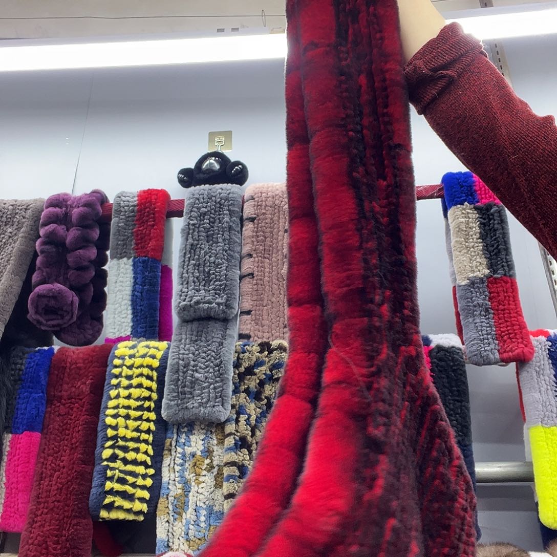 美丽诺羊毛红色黑尖帽子