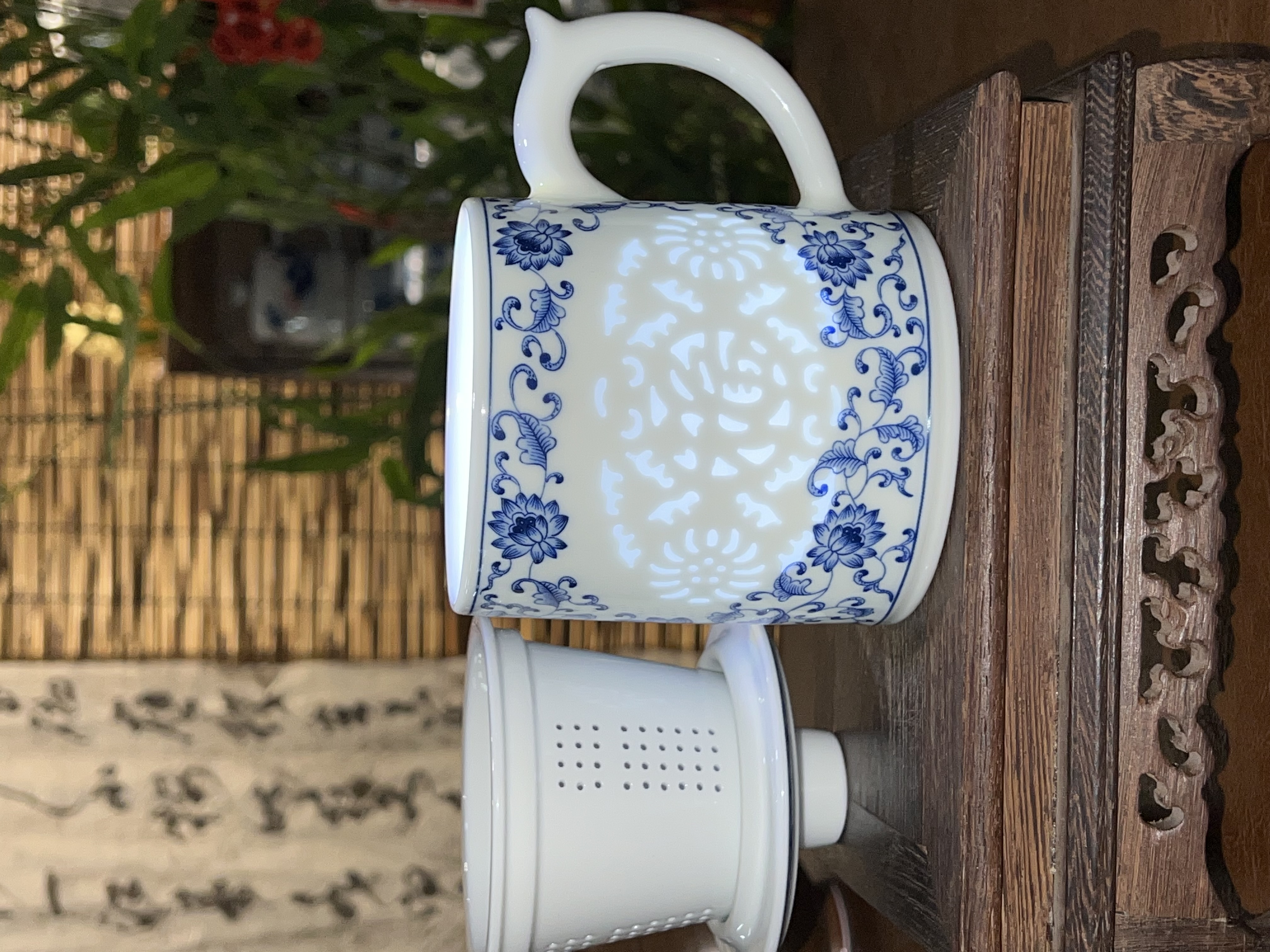 景德镇青花缠枝莲玲珑陶瓷泡茶杯茶水分离办公杯家用带盖陶瓷水杯