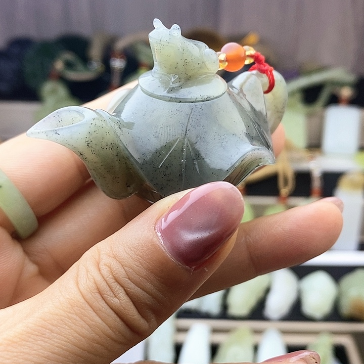 和田玉未镶嵌颈饰青花把把胡精美手把