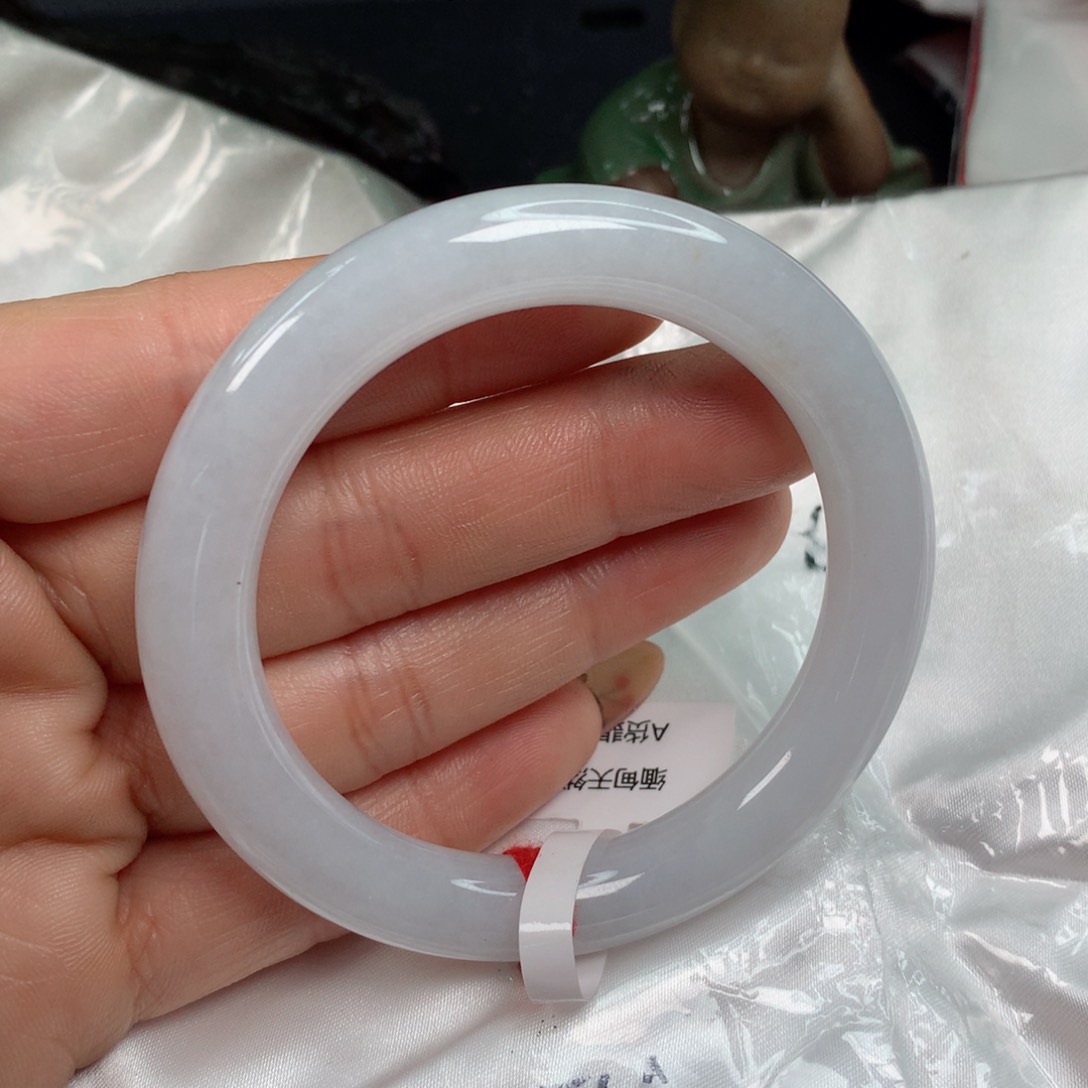 翡翠手镯未镶嵌………..