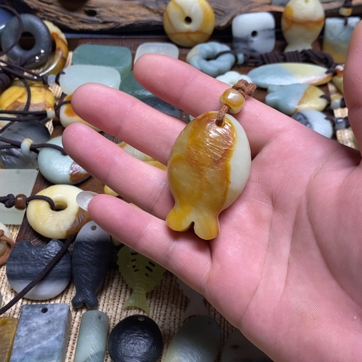 元***呀蛇纹石玉未镶嵌颈饰