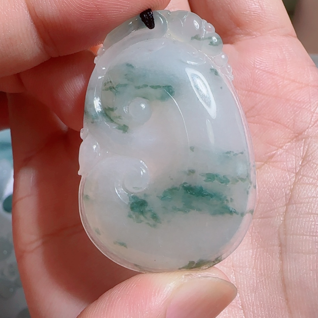 王***居翡翠未镶嵌颈饰如意