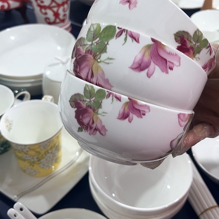 碗微瑕骨瓷碗三只装玫瑰