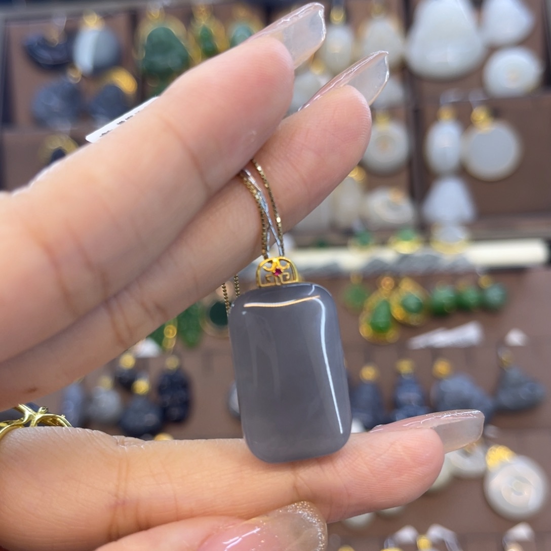 和田玉吊坠18K金镶嵌