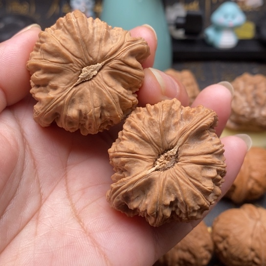 文玩核桃吊坠白狮子