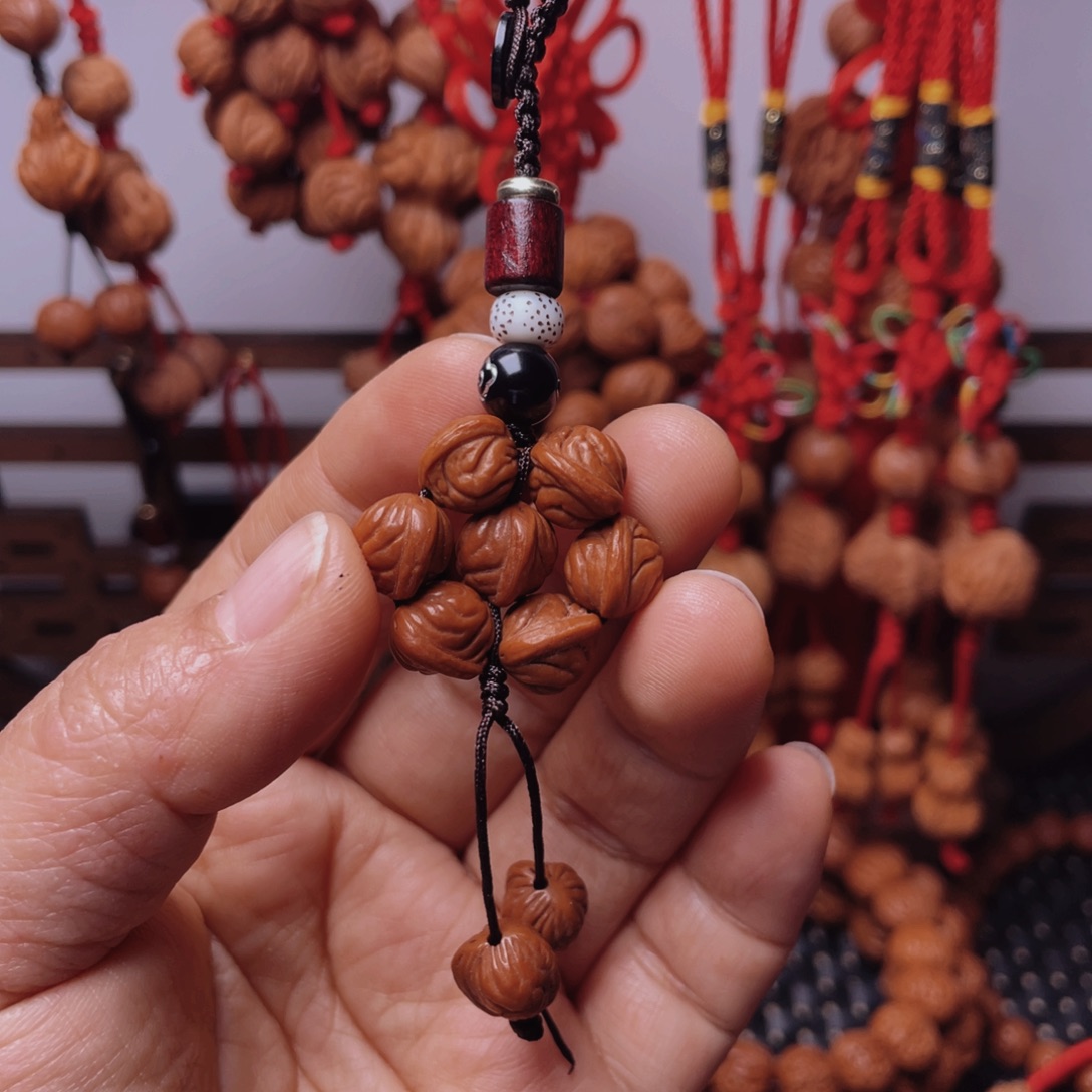 木质类龙纹桃枭挂件