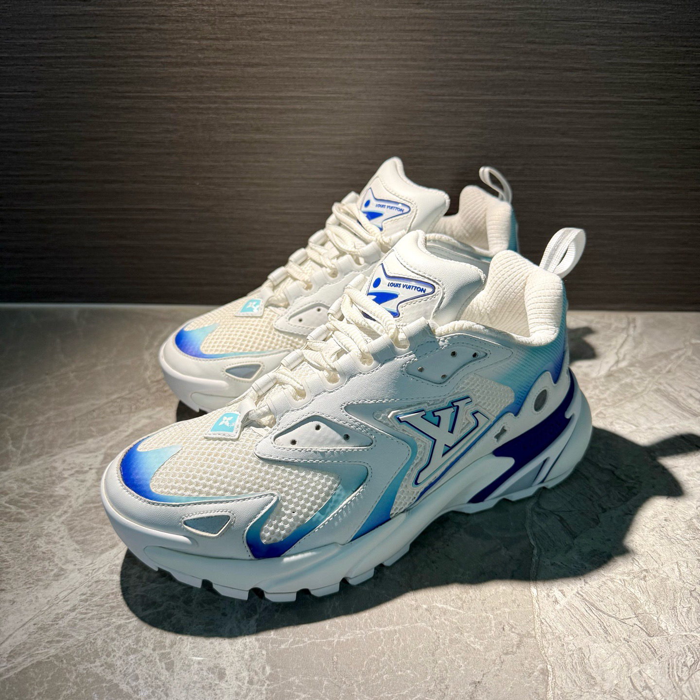 99新 LouisVuitton/路易威登 白蓝渐变色飞翼runner运动鞋 38.5码