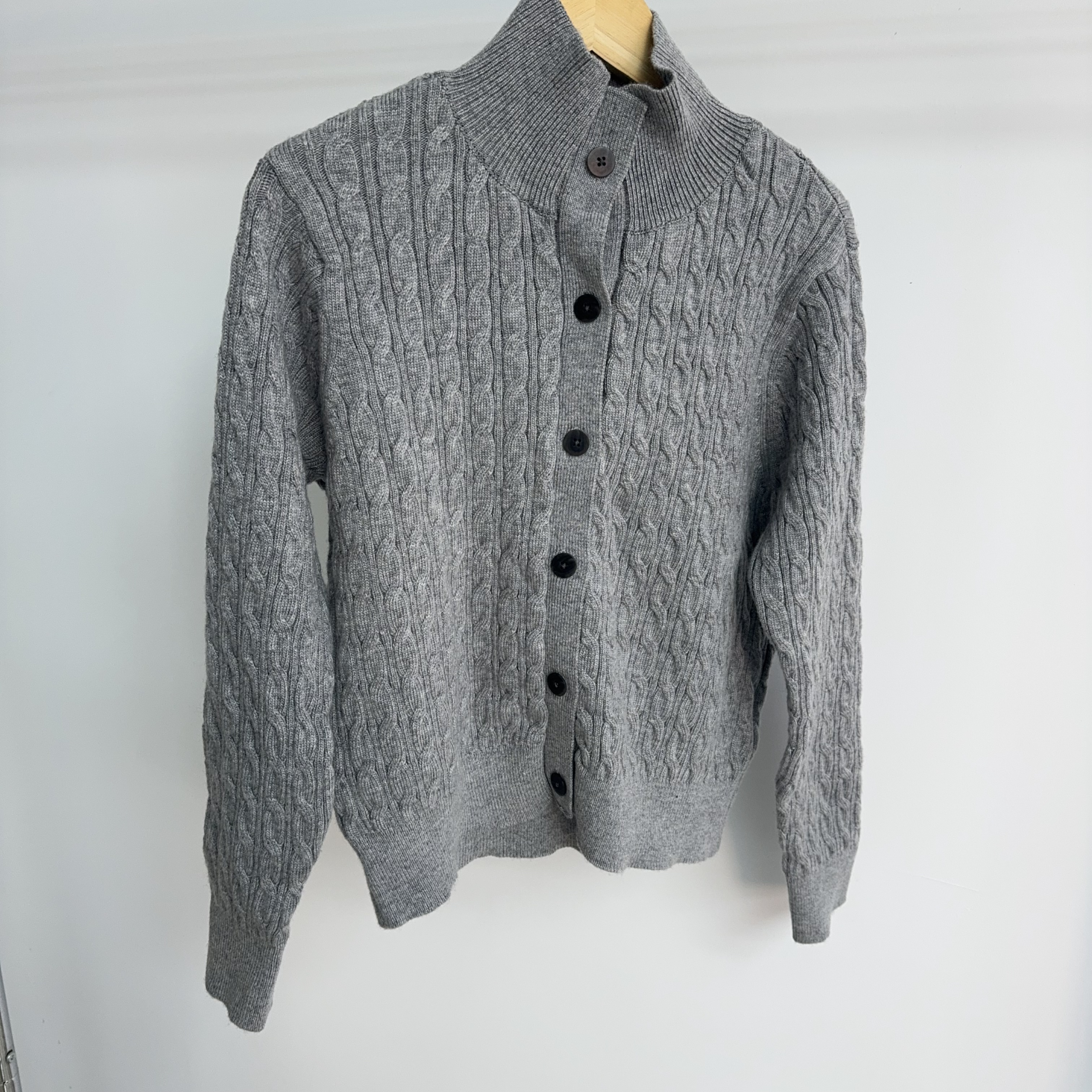 S134  半高领经典麻花款排扣针织开衫