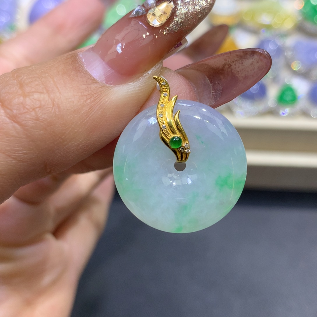 翡翠颈饰18K金镶嵌翡翠