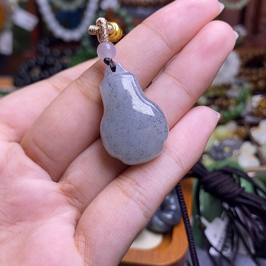 和田玉未镶嵌颈饰青花宝瓶