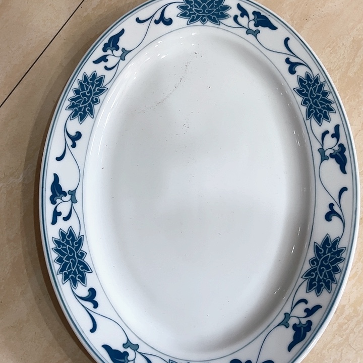 釉下彩的蓝牡纹鱼盘直径33.5厘米