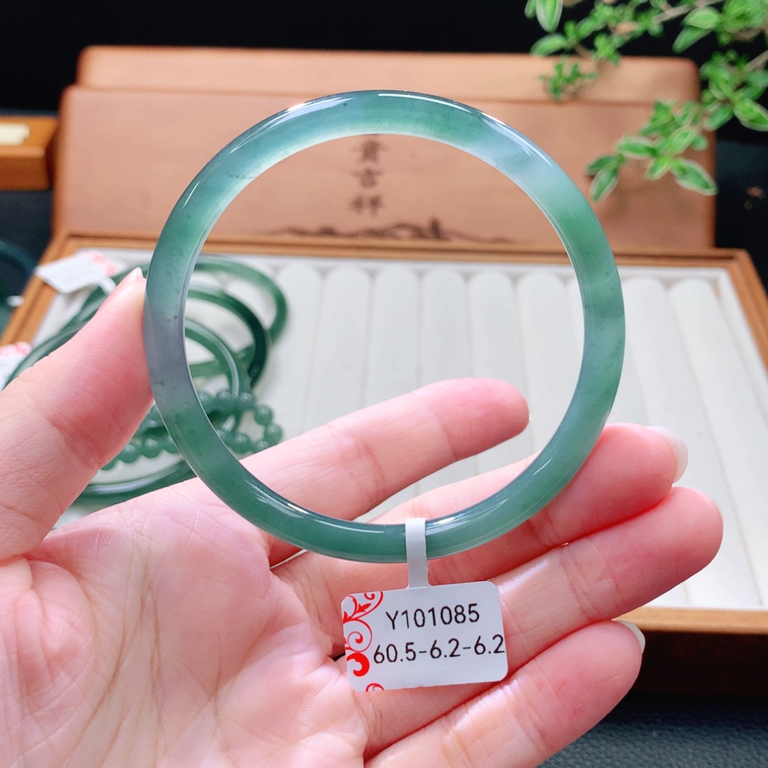 翡翠未镶嵌手镯（圆镯）