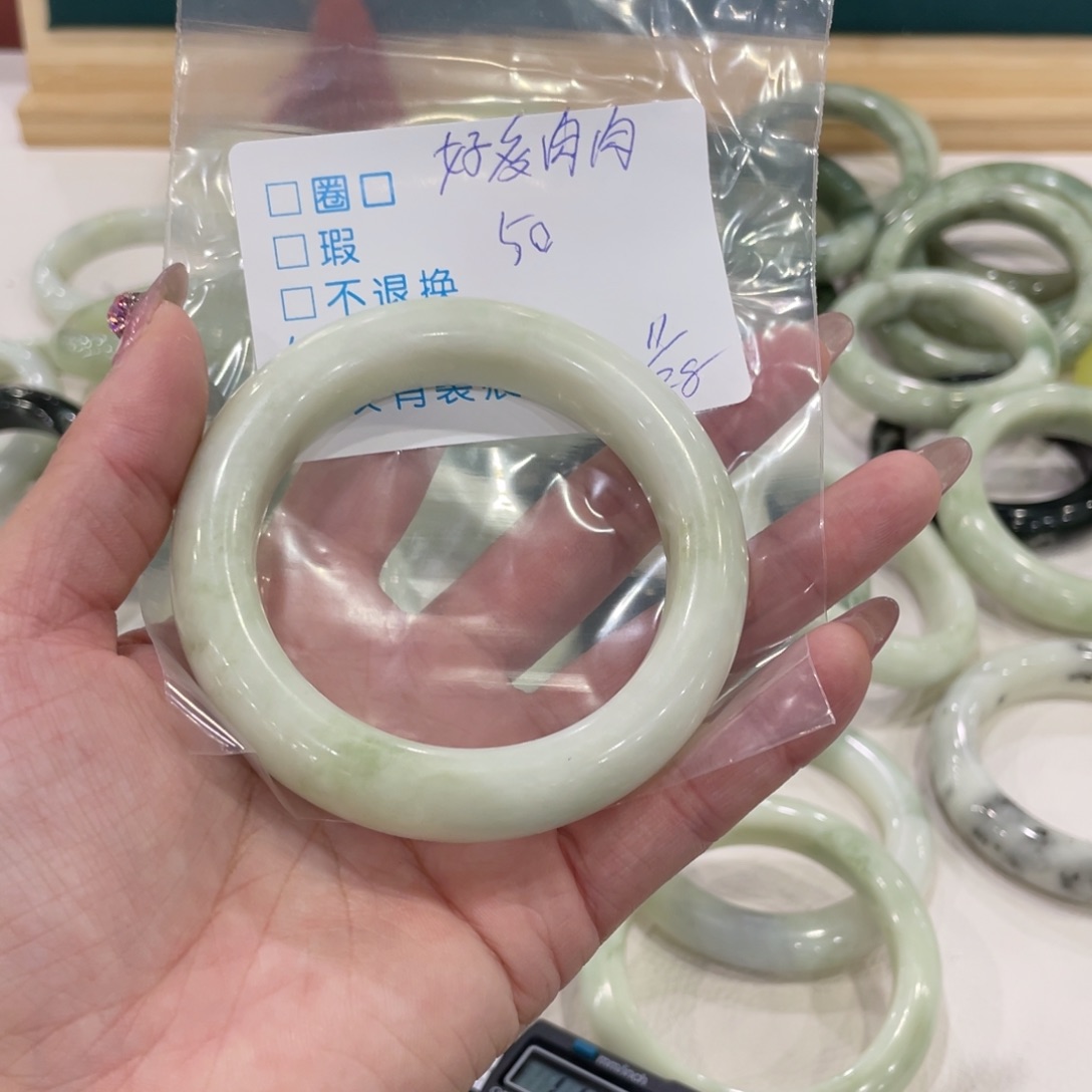 好***肉蛇纹石玉未镶嵌手镯