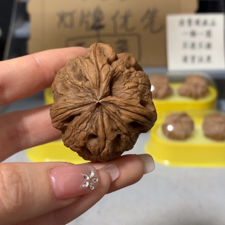 喵***喵文玩核桃吊坠异形单只，有瑕疵