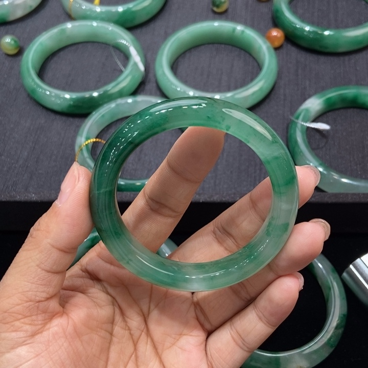 石英质玉手镯未镶嵌