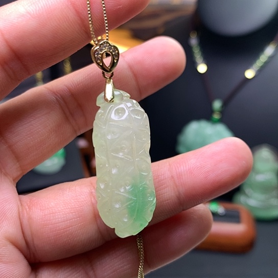 翡翠吊坠(赠链)未镶嵌吊坠