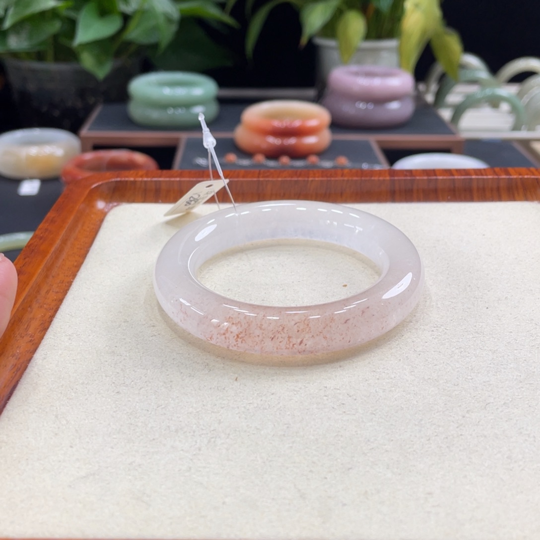 石英岩玉手镯未镶嵌落**人