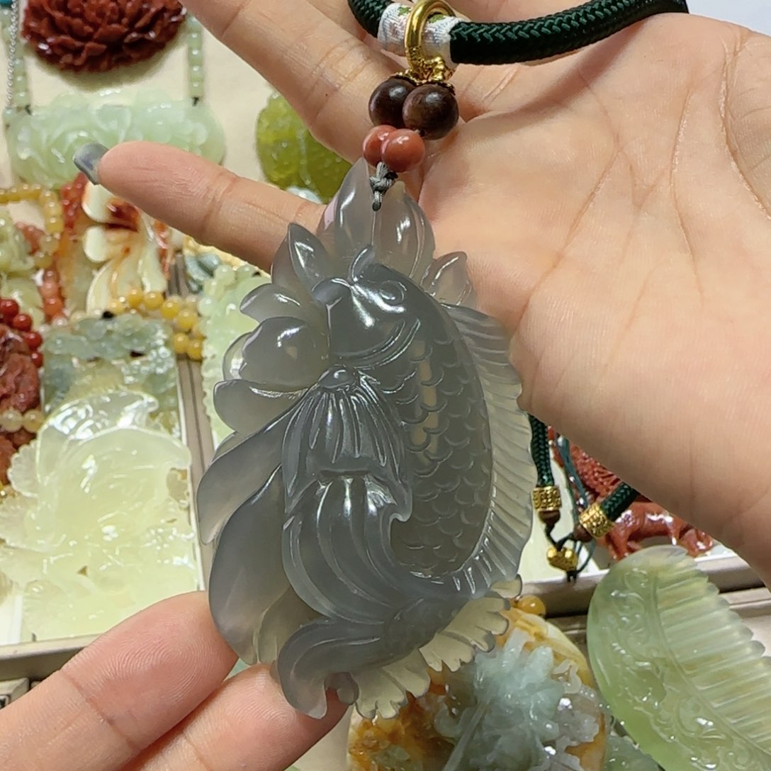 未镶嵌蛇纹石玉吊坠