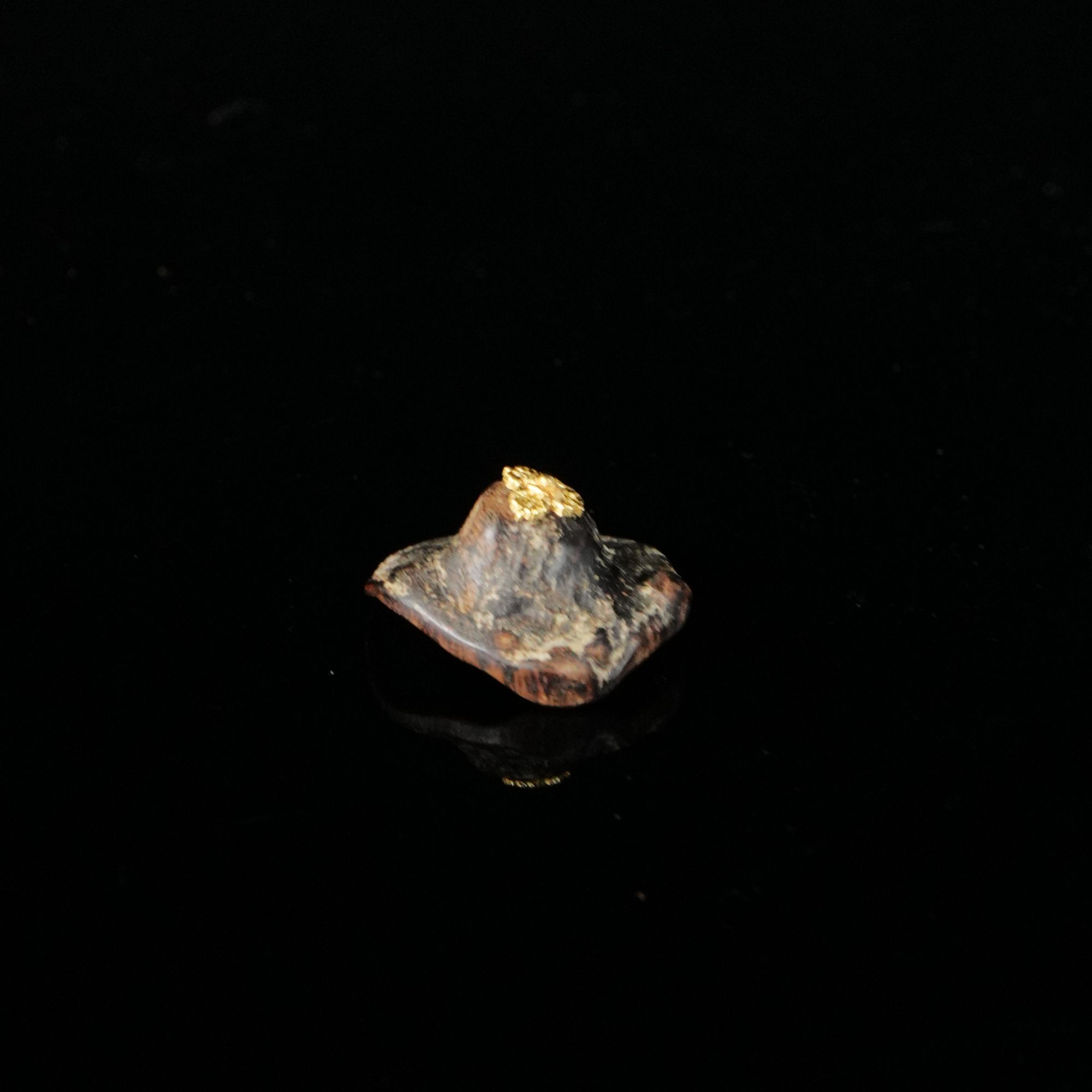 B6032 海南尖峰岭包头黑油沉水老料沉香镶嵌 2.1x1.9x1.1cm  1.1g
