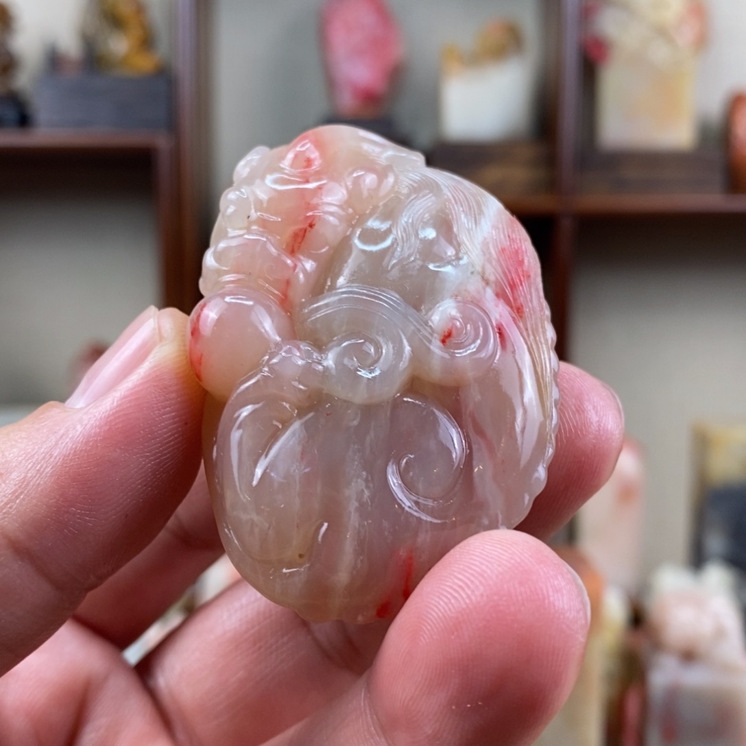 其他巴林石巴林鸡血石古兽手摆件