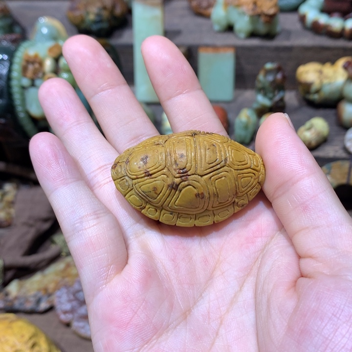未镶嵌岫岩河磨玉（透闪石质玉）把件