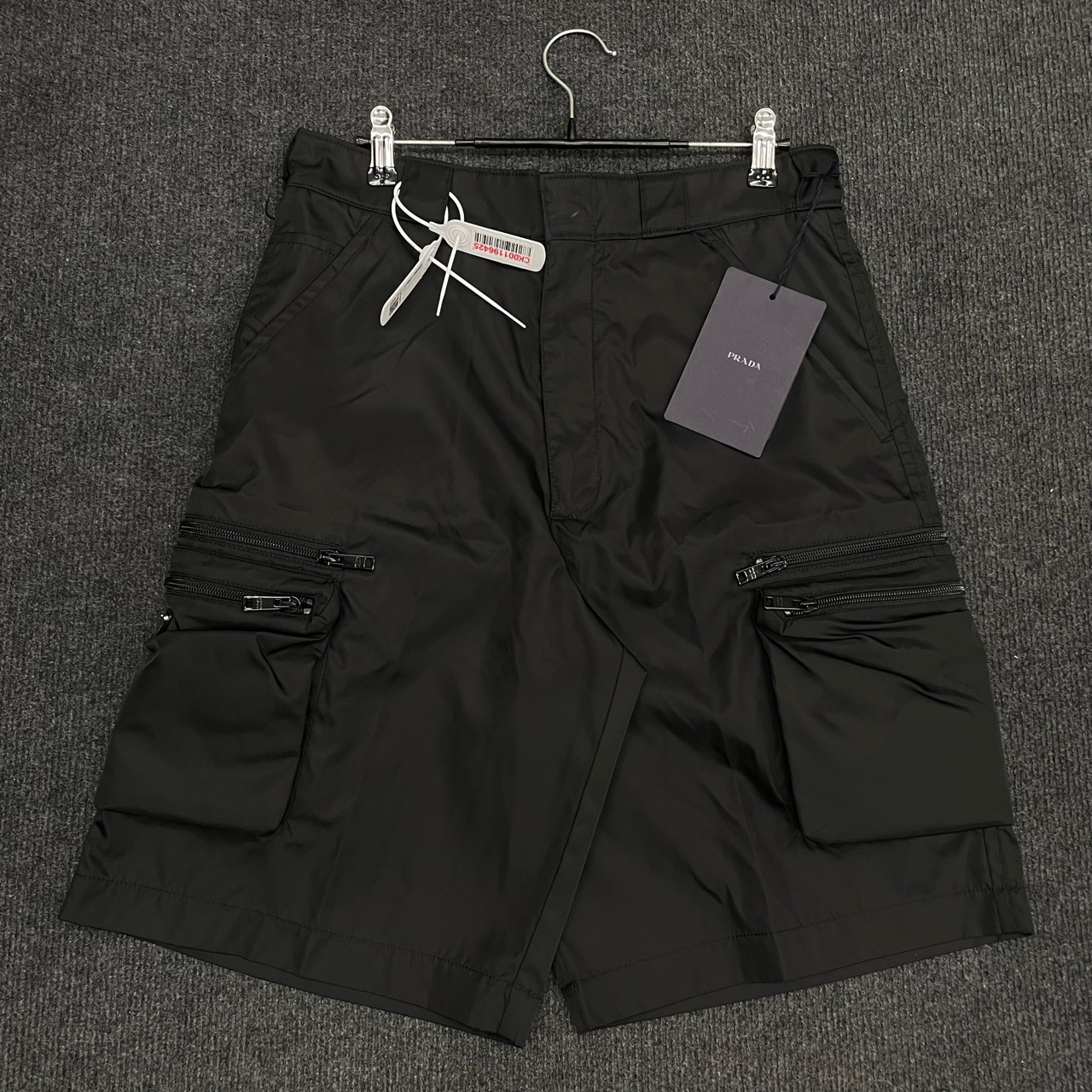 全新未使用 Prada/普拉达 三角标侧置口袋休闲短裤/46码