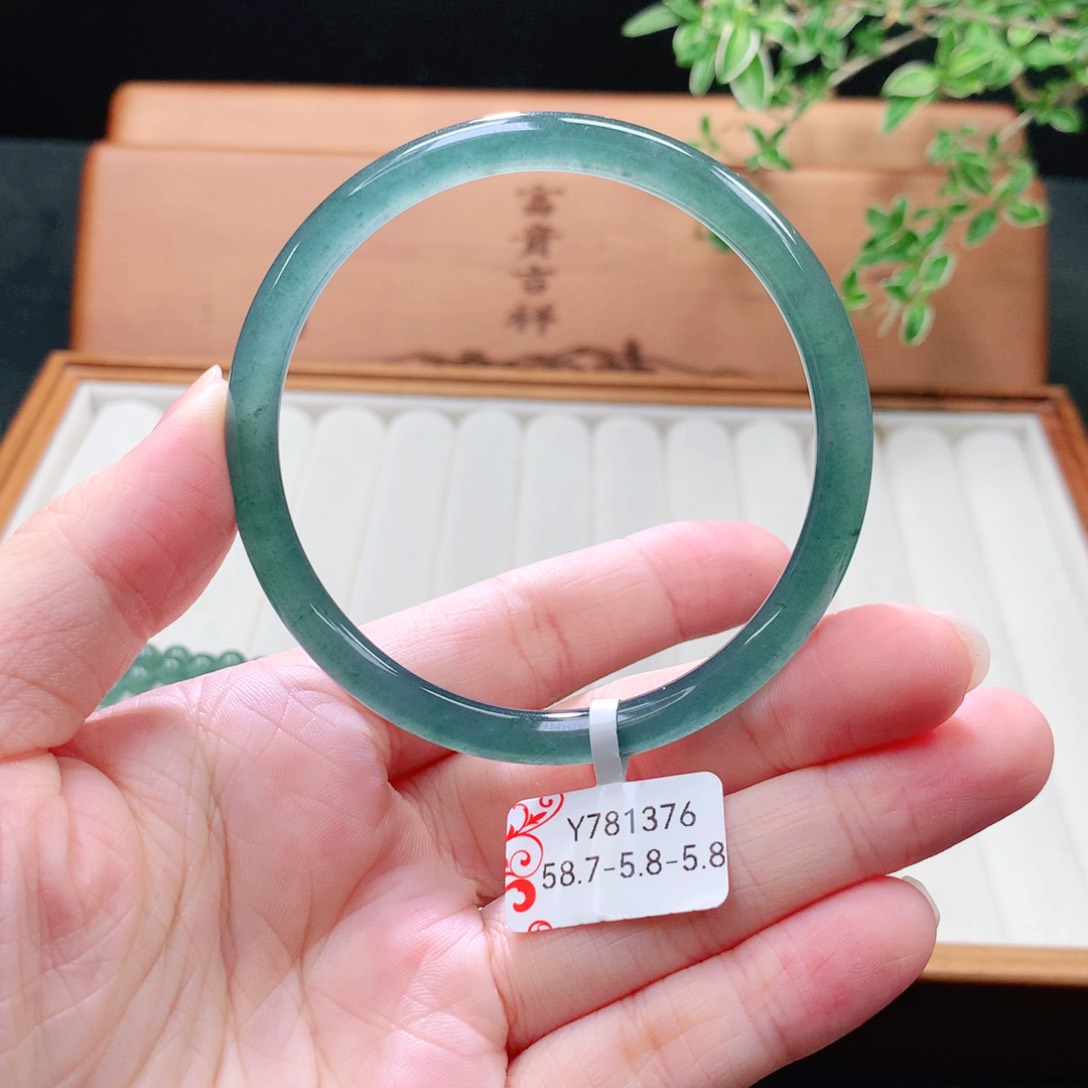 未镶嵌手镯（圆镯）翡翠