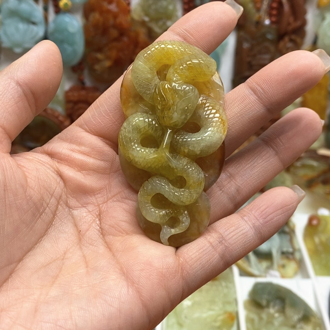 蛇纹石玉颈饰未镶嵌