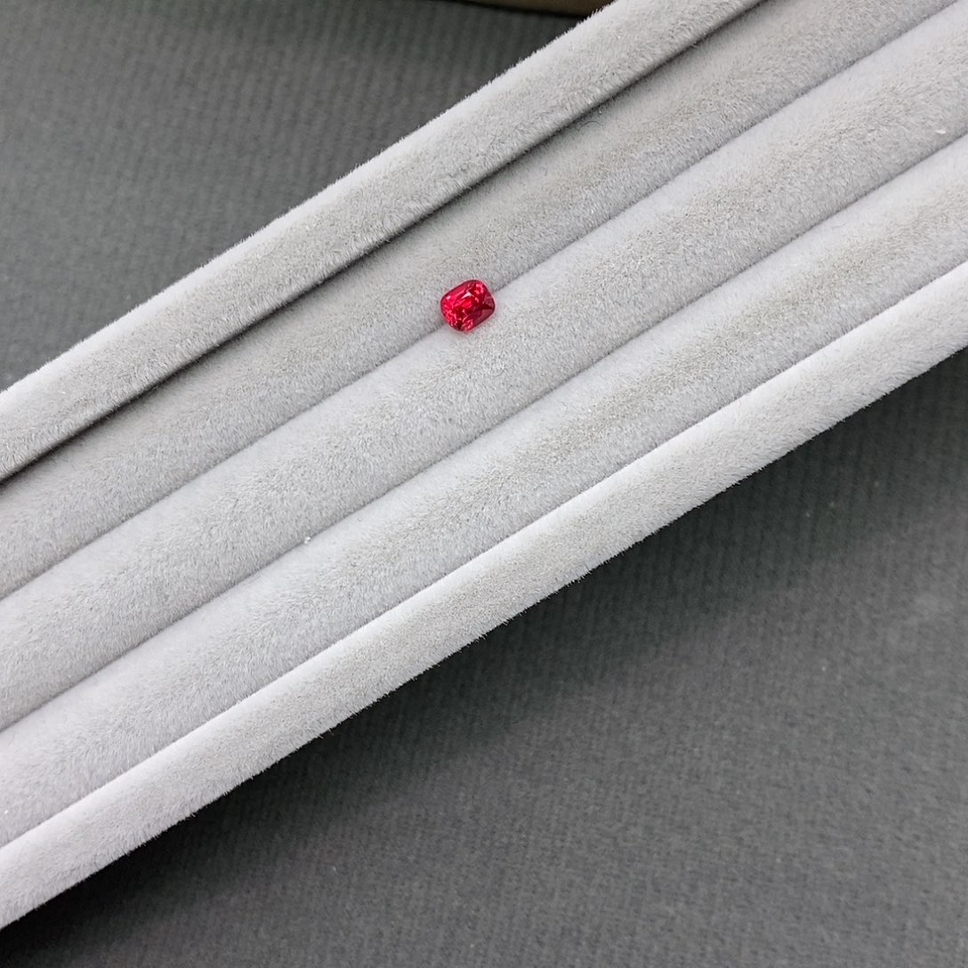 尖晶石裸石未镶嵌0.35ct缅甸绝地