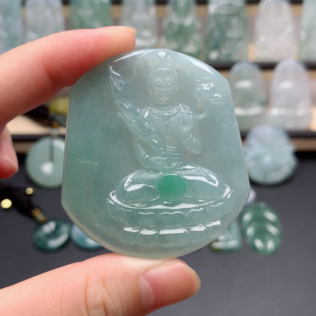 翡翠未镶嵌颈饰虚空藏