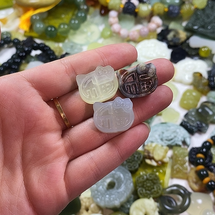 蛇纹石玉未镶嵌颈饰