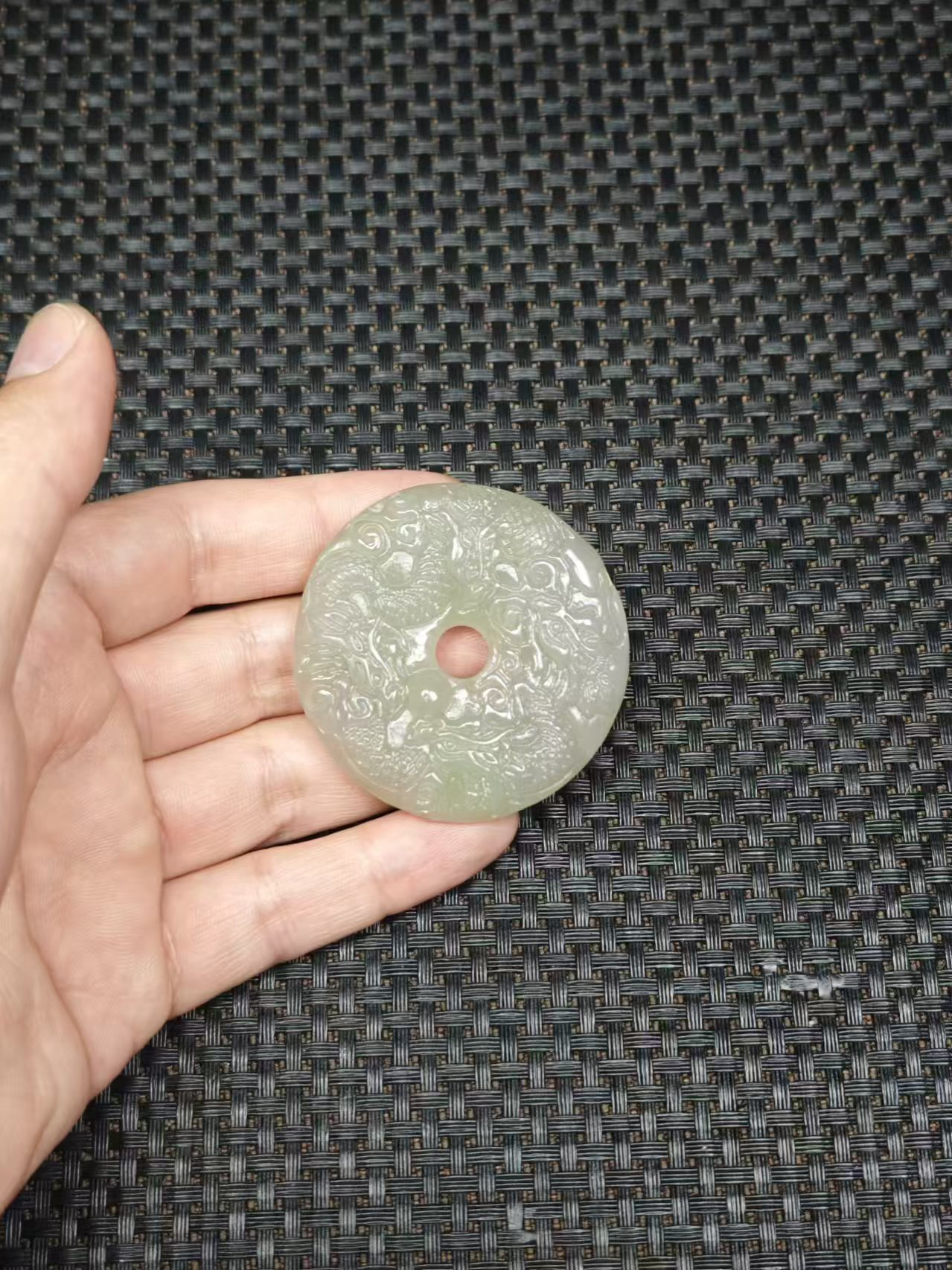 天然和田玉老料九龙吊坠油润细腻2.2清货3