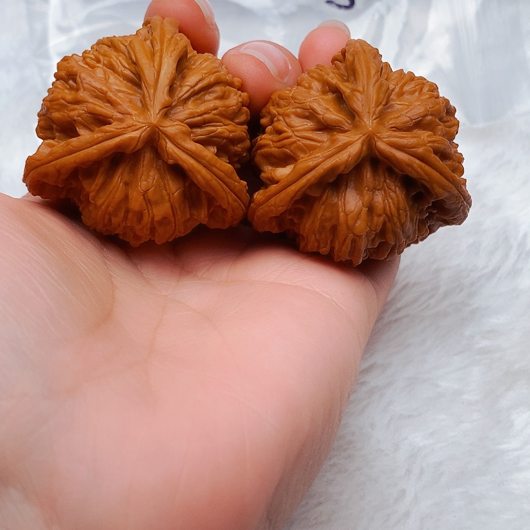 顾***吖吊坠文玩核桃三棱