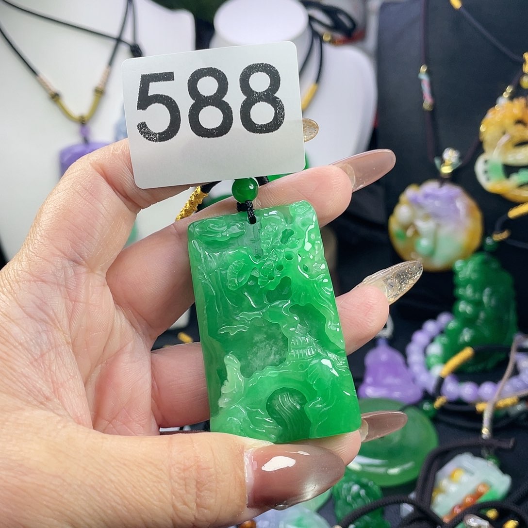 翡翠未镶嵌吊坠(赠链)