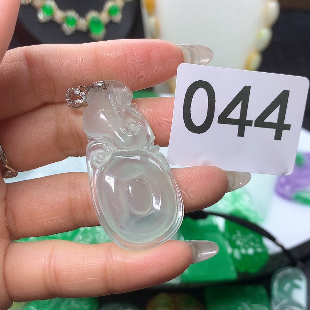 翡翠吊坠(赠链)未镶嵌