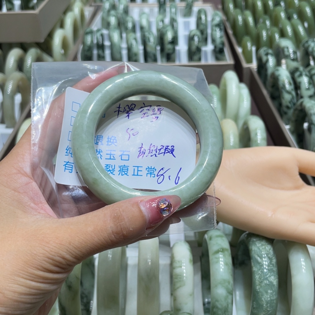 樱****蛇纹石玉未镶嵌手镯