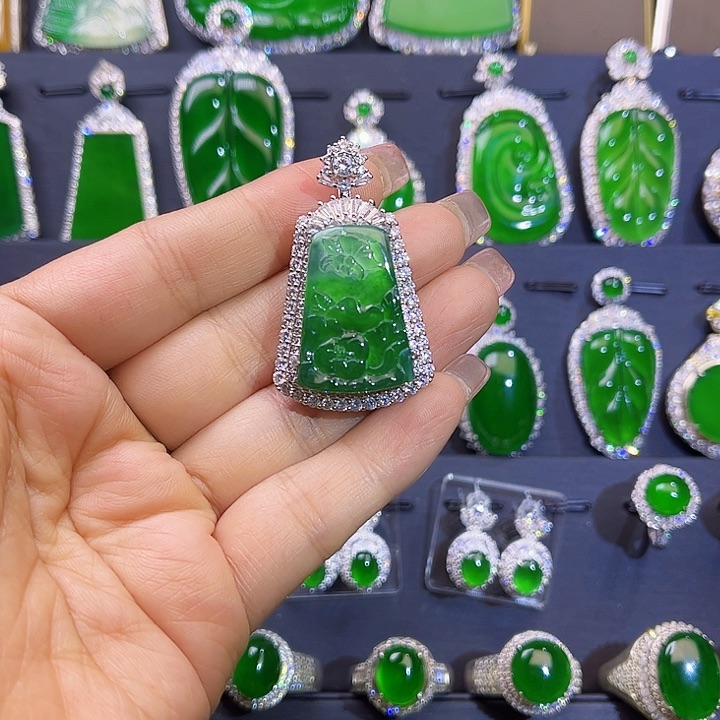 翡翠颈饰未镶嵌吊坠